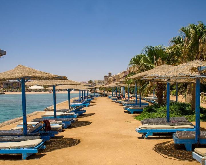 منتجع سياحي بعرابيا الغردقة  له شاطئ خاص استديو 50 متر 